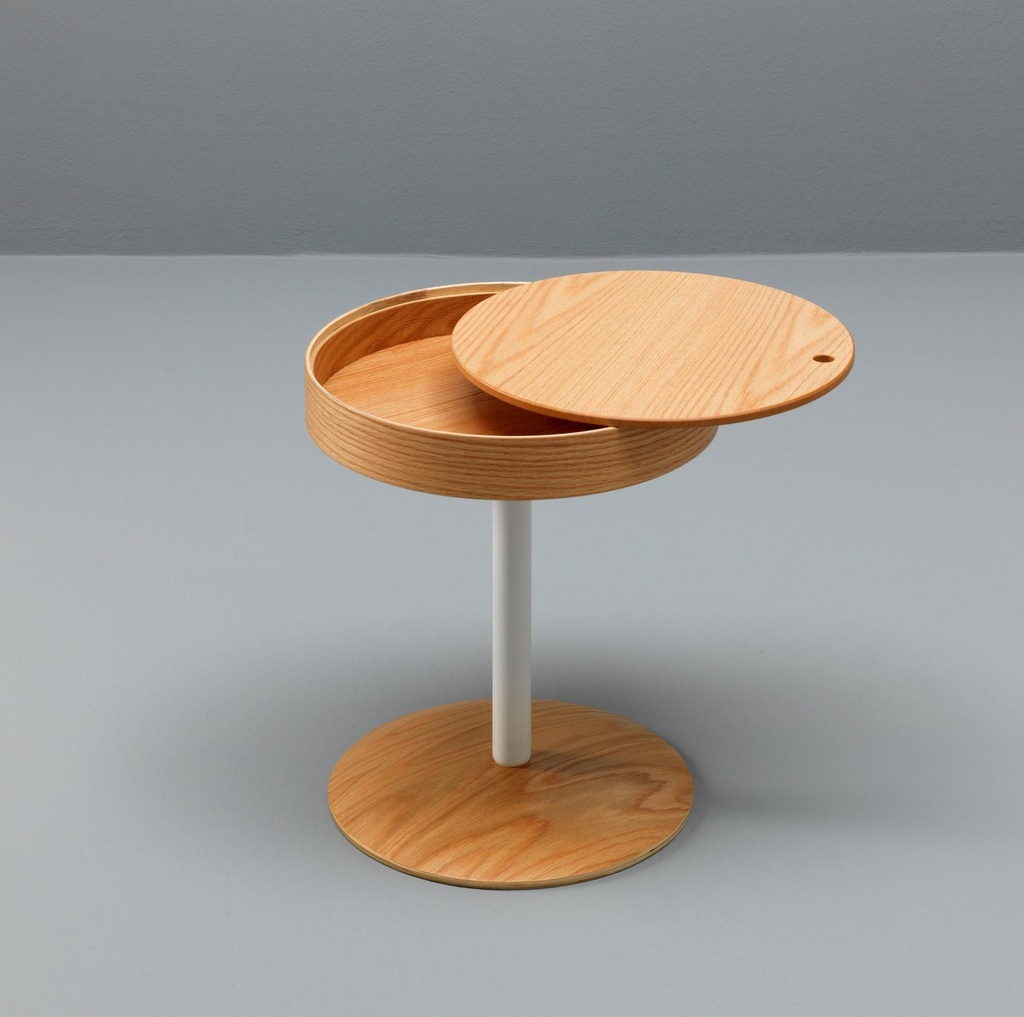 Tavolino in rovere con top in legno e base in metallo