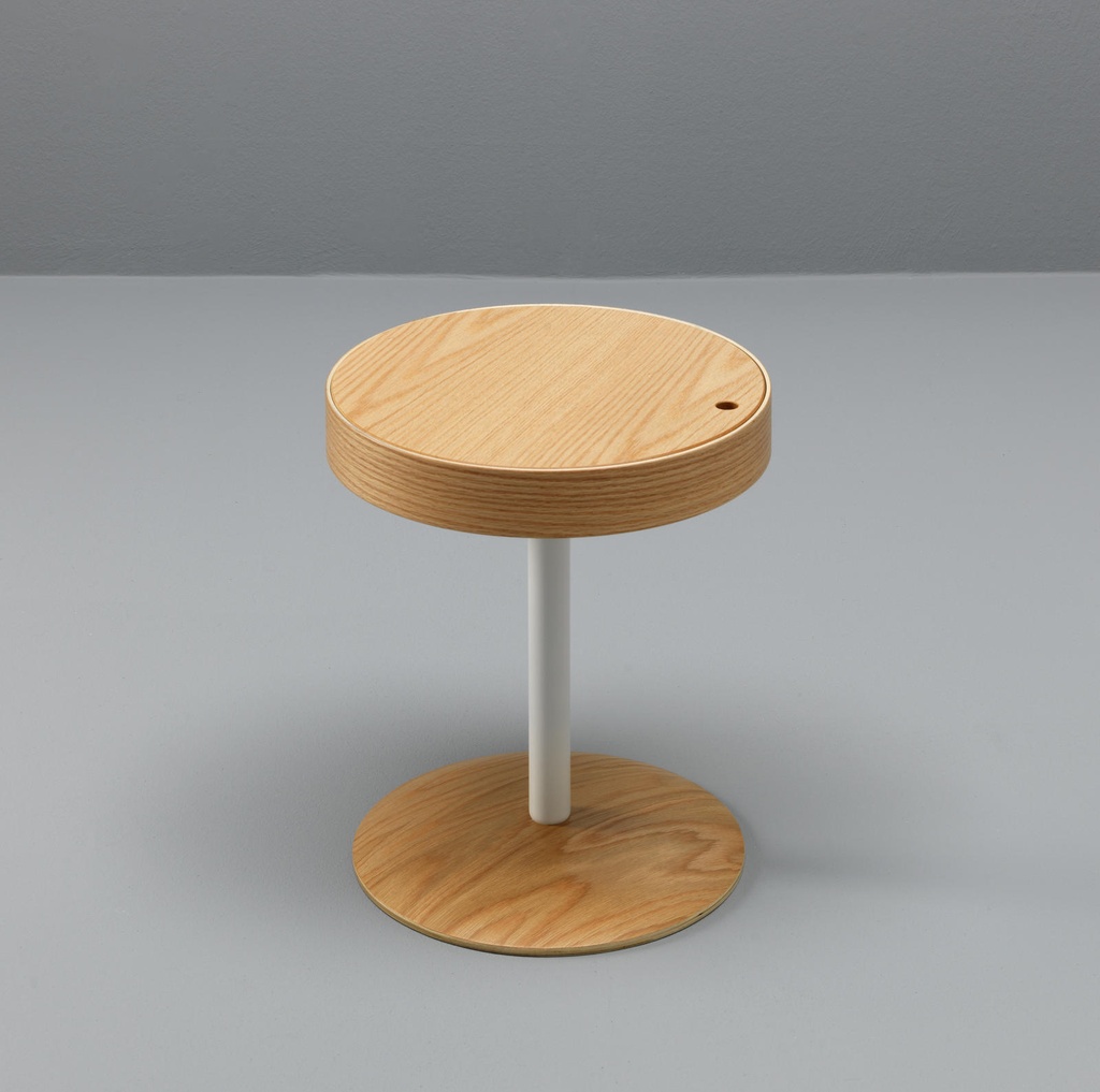 Tavolino in rovere con top in legno e base in metallo