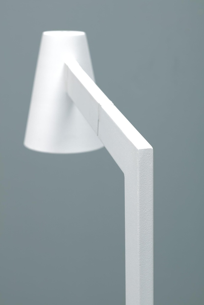 Lampada da tavolo con paralume in metallo bianco 415x60,5h cm - Samnite