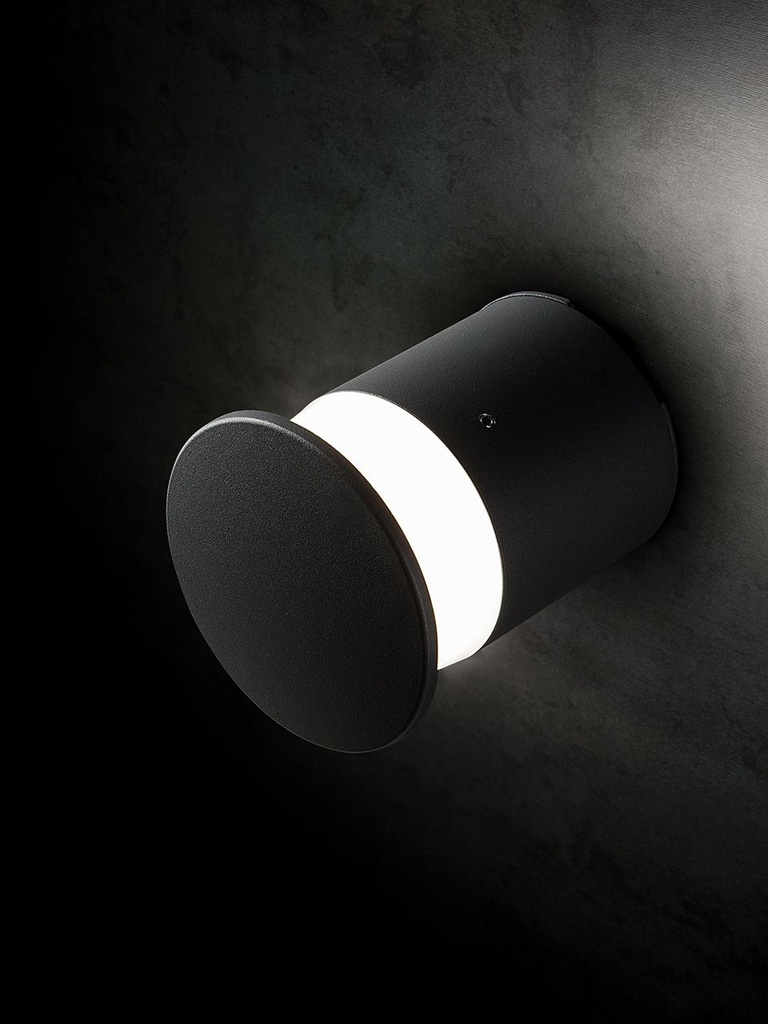 Applique in alluminio pressofuso. Diffusore in termoplastico opalino. 9W. 920 lumen. Luce naturale. 21 LED SMD 2835. IP65. caffe'