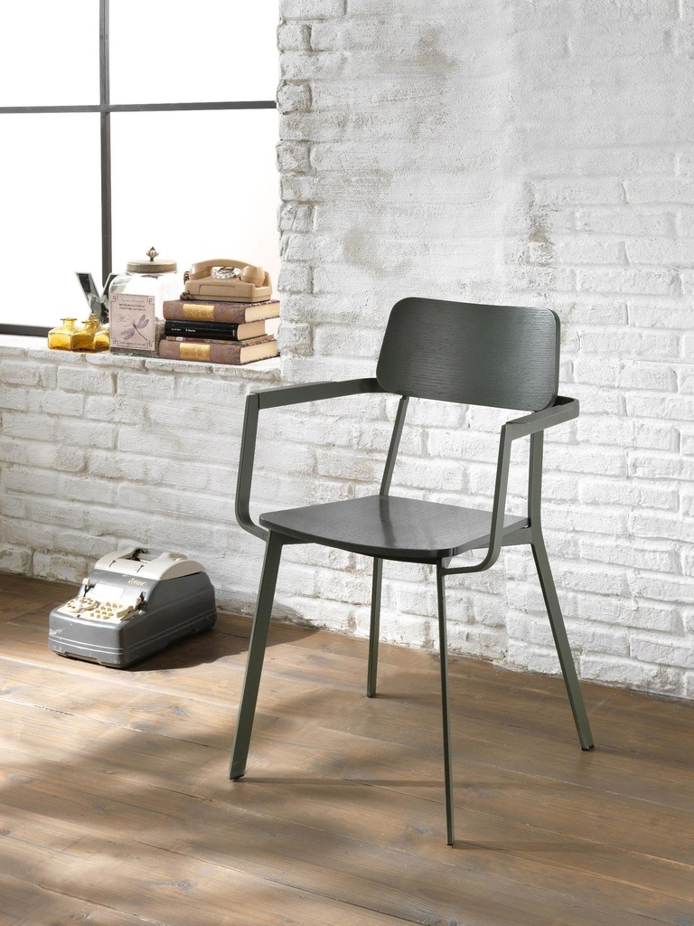 Sedia in legno laccato verde, dimensioni 61 cm x 51.5 cm x 82 cm