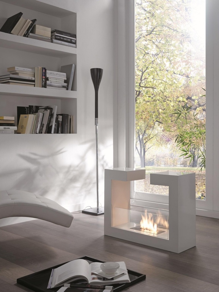 Biocamino da terra elegante e moderno, 25cm x 78cm x 58cm, in metallo bianco con vetro temperato trasparente e bruciatore in acciaio inossidabile grigio cromo