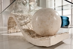 [S-FS/130/WA/T] Tavolino trasparente-beige con vetro temperato filo lucido e base in pietra fossile white agata, 70x120x37 cm